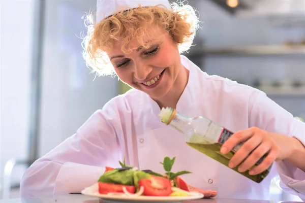 Lachende Volwassen Chef Kok Gieten Olie Salade Bord Restaurant — Stockfoto