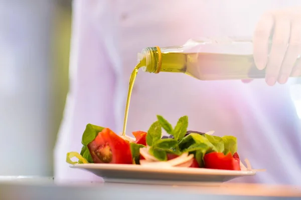 Bijgesneden Beeld Van Chef Kok Gieten Olie Salade Bord Restaurant — Stockfoto