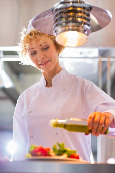 Lächelnd Reifer Koch Gießt Auf Salat Teller Restaurant — Stockfoto