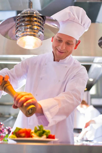 Rijpe Chef Kok Met Peper Molen Salade Bord Restaurant — Stockfoto