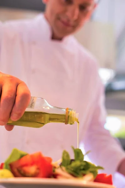 Abgeschnittenes Bild Von Koch Der Restaurant Auf Salat Teller Gießt — Stockfoto