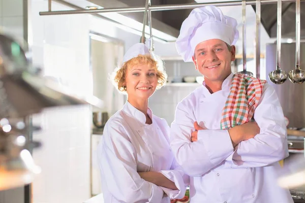 Porträtt Självsäkra Mogna Kockar Som Står Med Tvärarmar Köksrestaurangen — Stockfoto