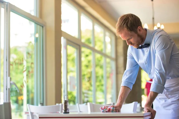 Waiter Cleaning Table Restaurant — Stock Photo, Image