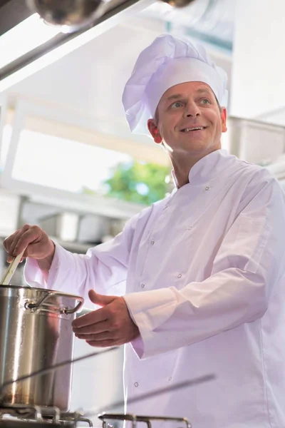 Retrato Cozinhando Chef Maduro Panela Aço Cozinha Restaurante — Fotografia de Stock