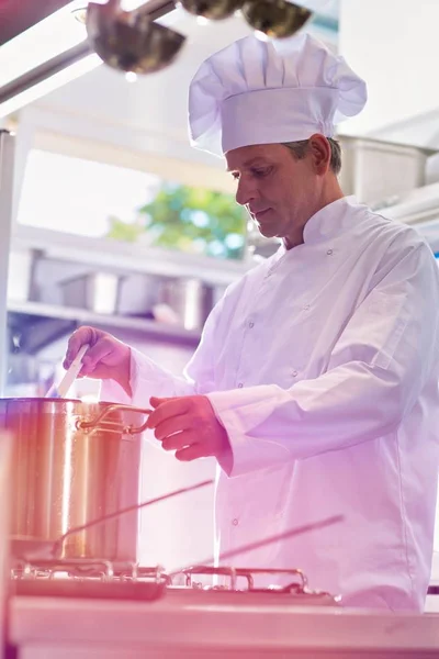 Portret Van Volwassen Chef Koken Stalen Kookpot Keuken Restaurant — Stockfoto