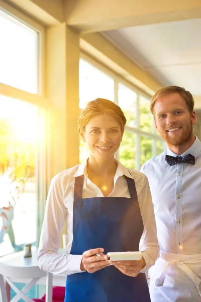 Portrait Jeunes Employés Confiants Debout Restaurant — Photo