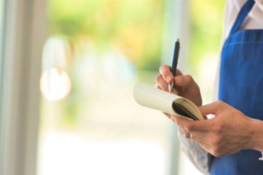 Restorandaki not defterine garsonun kesilmiş resmi.