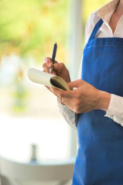 Restorandaki not defterine garsonun kesilmiş resmi.