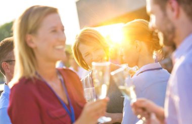 İş adamları başarılı bir yaz tatili çatı partisinin tadını çıkarıyorlar. Parti üstüne iş konferansı, kongre içkileri, düğün, doğum günü partisi ya da aile toplantısı. Güçlü bir mercekle kutlama yaparken aynı anda hem de.