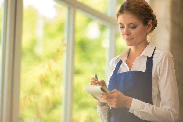 Ung Servitris Skriver Anteckningsblock Restaurang — Stockfoto