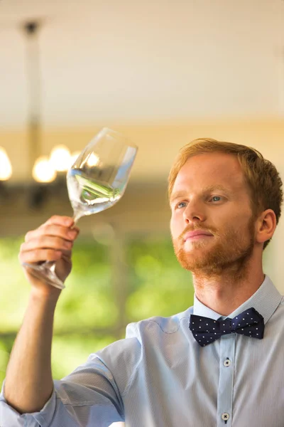 Selbstbewusster Junger Kellner Blickt Restaurant Auf Leeres Weinglas — Stockfoto