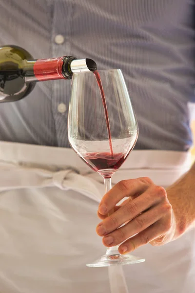Sección Media Del Camarero Que Vierte Vino Tinto Vino Restaurante — Foto de Stock