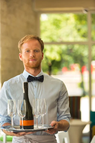 Retrato Del Joven Camarero Confiado Sirviendo Vino Restaurante — Foto de Stock