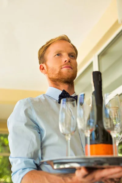 Portrait Jeune Garçon Confiant Servant Vin Restaurant — Photo