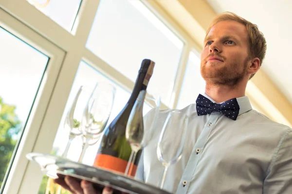 Porträt Eines Selbstbewussten Jungen Kellners Der Restaurant Wein Serviert — Stockfoto