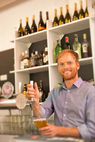 Garçom Jovem Enchimento Vidro Torneira Cerveja Restaurante — Fotografia de Stock