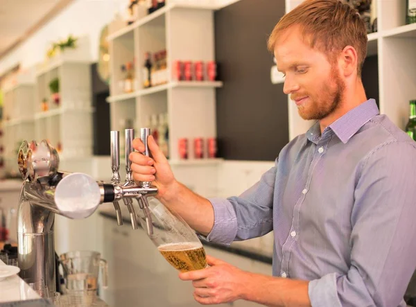 Garçom Jovem Enchimento Vidro Torneira Cerveja Restaurante — Fotografia de Stock