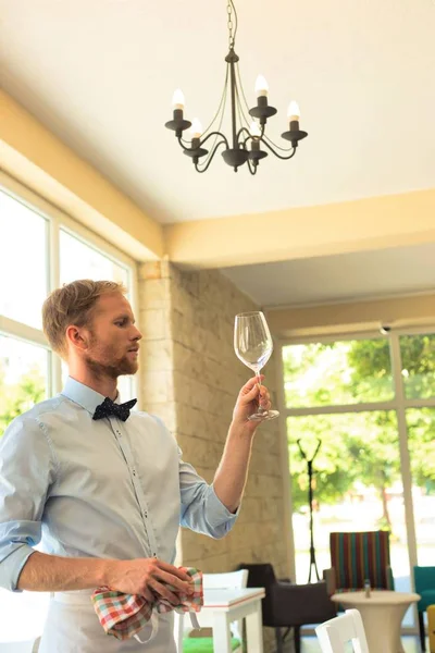 Jeune Garçon Regardant Verre Vin Vide Restaurant — Photo