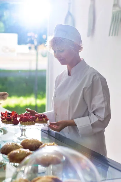 Rijpe Chef Kok Arrangeert Verse Aardbeientaarten Restaurant — Stockfoto