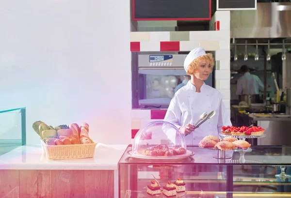 Rijpe Chef Kok Arrangeert Verse Aardbeientaarten Restaurant — Stockfoto
