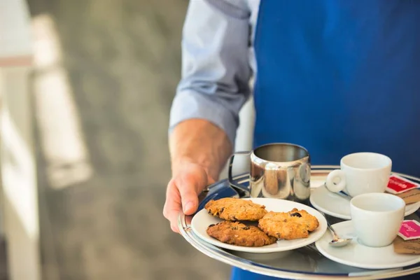 Bijgesneden Beeld Van Ober Serveert Koffie Koekjes Restaurant — Stockfoto