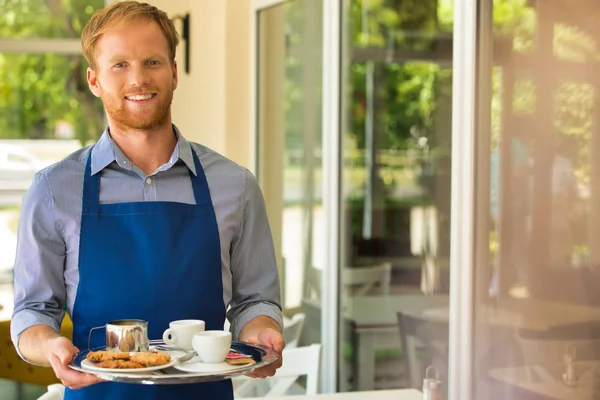 Retrato Del Joven Camarero Sirviendo Almuerzo Restaurante — Foto de Stock