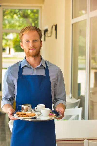 Portret Młodego Kelnera Serwującego Lunch Restauracji — Zdjęcie stockowe