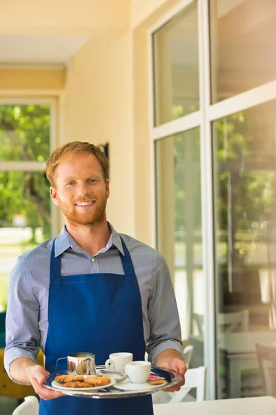 Retrato Del Joven Camarero Sirviendo Almuerzo Restaurante — Foto de Stock