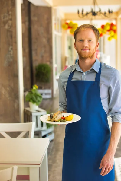 Porträtt Ung Servitör Som Serverar Lunch Restaurang — Stockfoto