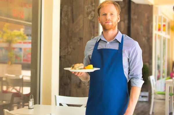 Portret Van Een Jonge Ober Die Lunch Serveert Restaurant — Stockfoto