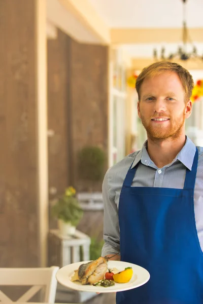 Retrato Del Joven Camarero Sirviendo Almuerzo Restaurante — Foto de Stock