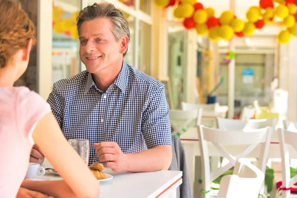 Leende Mogen Man Sitter Med Ung Kvinna Vid Bordet Restaurangen — Stockfoto