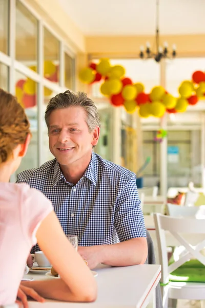 Lächelnder Älterer Mann Sitzt Mit Junger Frau Tisch Restaurant — Stockfoto