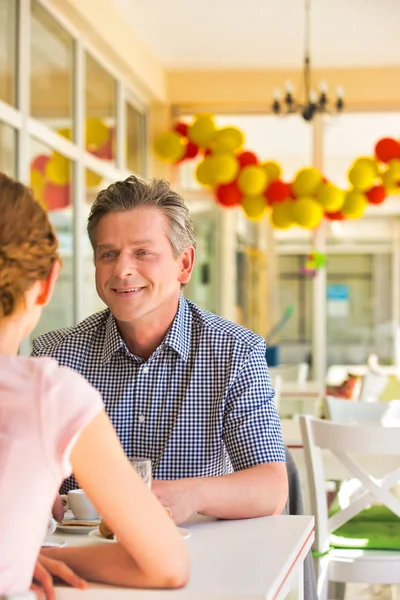 Homme Mûr Souriant Assis Avec Une Jeune Femme Table Restaurant — Photo