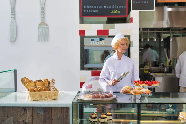 Gammal Kock Som Arrangerar Färska Jordgubbstårtor Restaurangen — Stockfoto