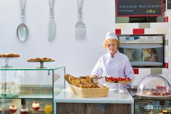 Starší Kuchař Uspořádání Čerstvé Jahodové Koláče Restauraci — Stock fotografie