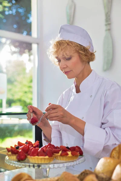 Gammal Kock Som Arrangerar Färska Jordgubbstårtor Restaurangen — Stockfoto