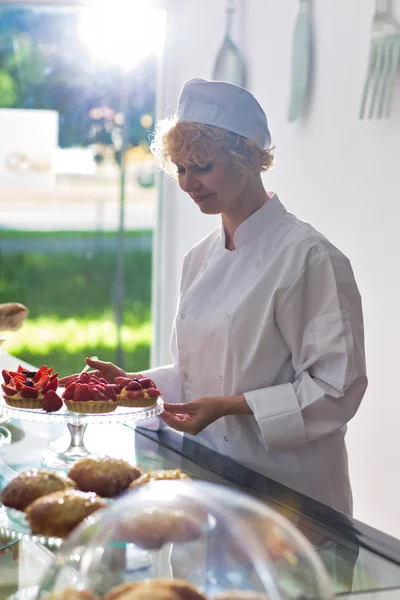 Chef Mature Organisant Des Tartes Aux Fraises Fraîches Restaurant — Photo