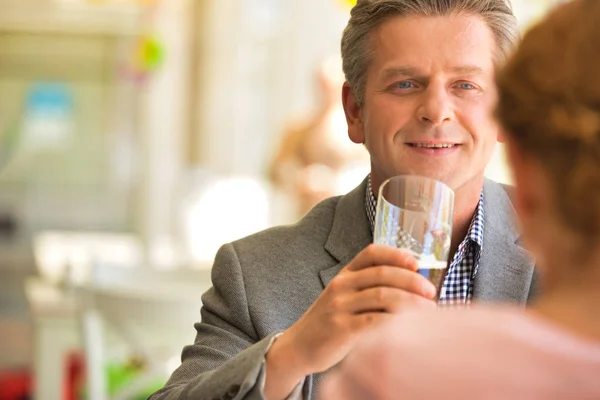 Homme Mûr Souriant Assis Avec Une Jeune Femme Table Restaurant — Photo