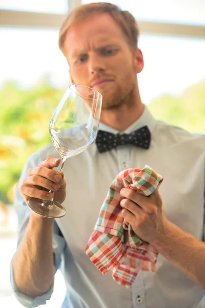 Jeune Serveur Nettoyage Verre Vin Dans Restaurant — Photo
