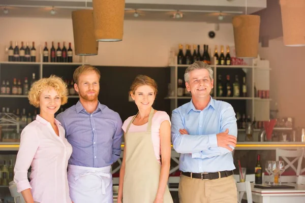 Porträtt Ägare Och Personal Som Står Mot Disken Restaurangen — Stockfoto