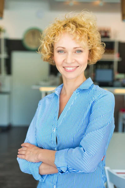 Portret Van Vertrouwen Blonde Eigenaar Permanent Met Armen Gekruist Bij — Stockfoto