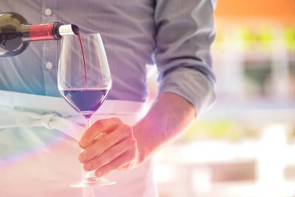 Мидсекция Официанта Наливает Красное Вино Бокал Вина Ресторане — стоковое фото