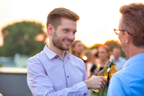 Persone Affari Che Godono Una Festa Del Tetto Successo Estate — Foto Stock