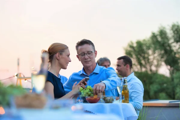 Geschäftsfrau nutzt Smartphone von Geschäftsmann während Dachpartie — Stockfoto