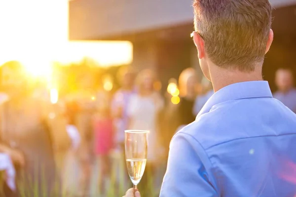 Homme Portant Toast Prononçant Discours Une Photo Mariage Est Arrière — Photo