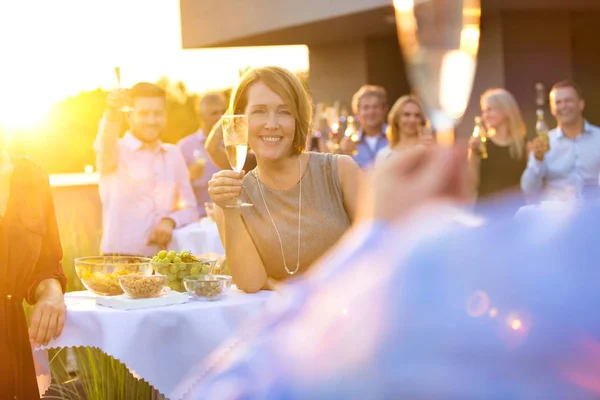 Geschäftsleute Genießen Eine Erfolgreiche Sommerparty Auf Dem Dach Sei Für — Stockfoto