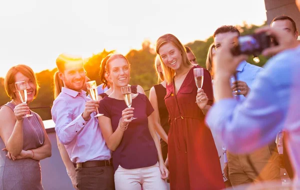 Pessoas Negócios Desfrutando Uma Festa Verão Bem Sucedida Telhado Para — Fotografia de Stock