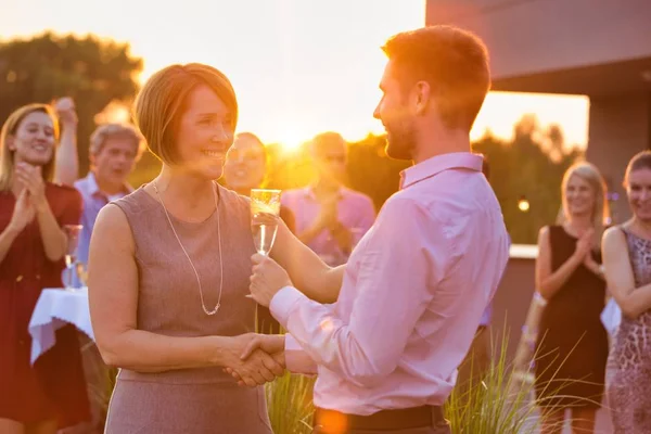 Zakenmensen Die Genieten Van Een Geslaagd Dakfeest Zomer Voor Een — Stockfoto