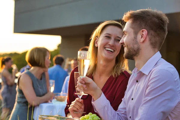 Geschäftsleute Genießen Erfolgreiches Sommerfest — Stockfoto